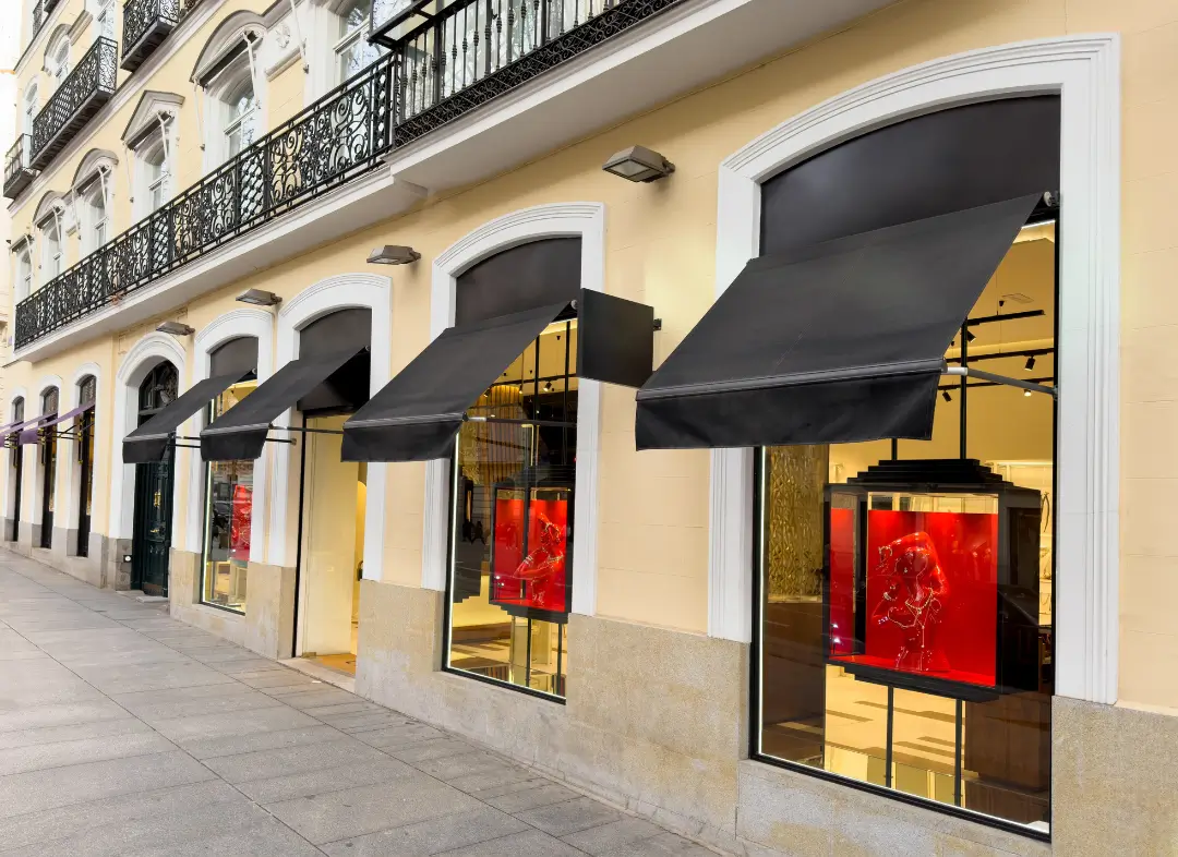 Façade vitrine de magasin en aluminium sur mesure à Briare